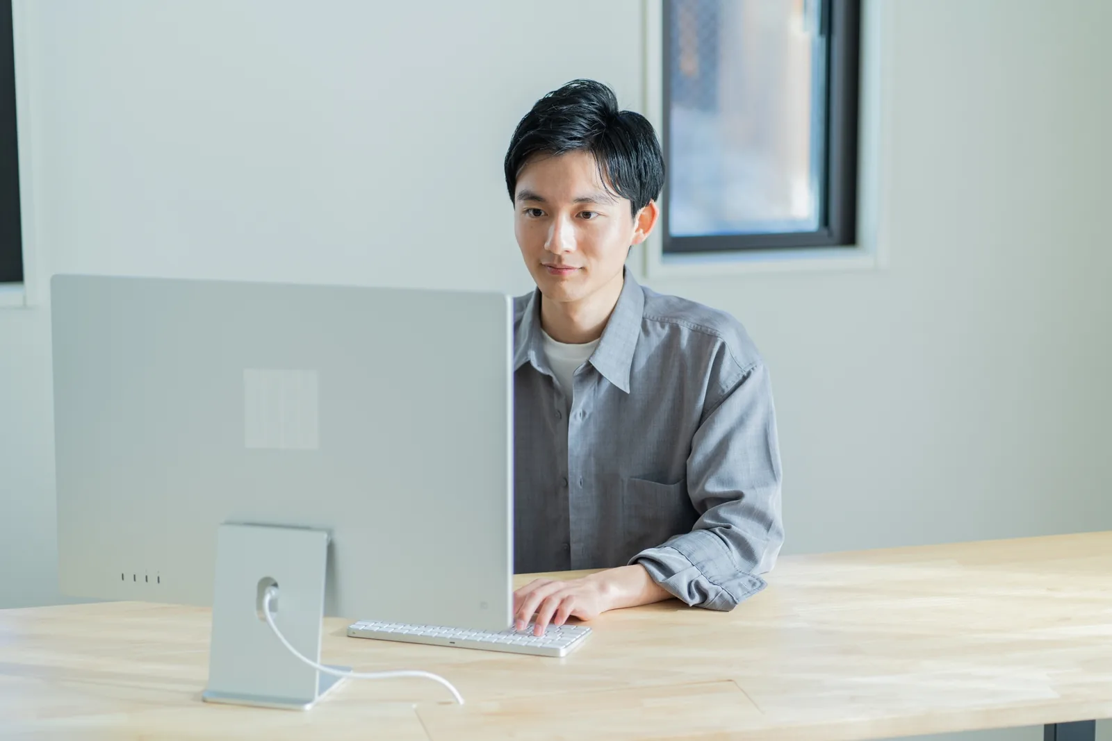 パソコンに向かって学習する男性